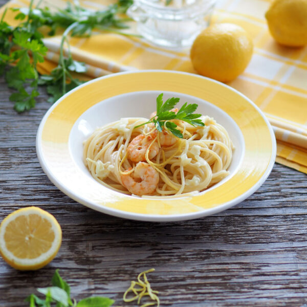 Zitronen Pasta in gelbem Teller