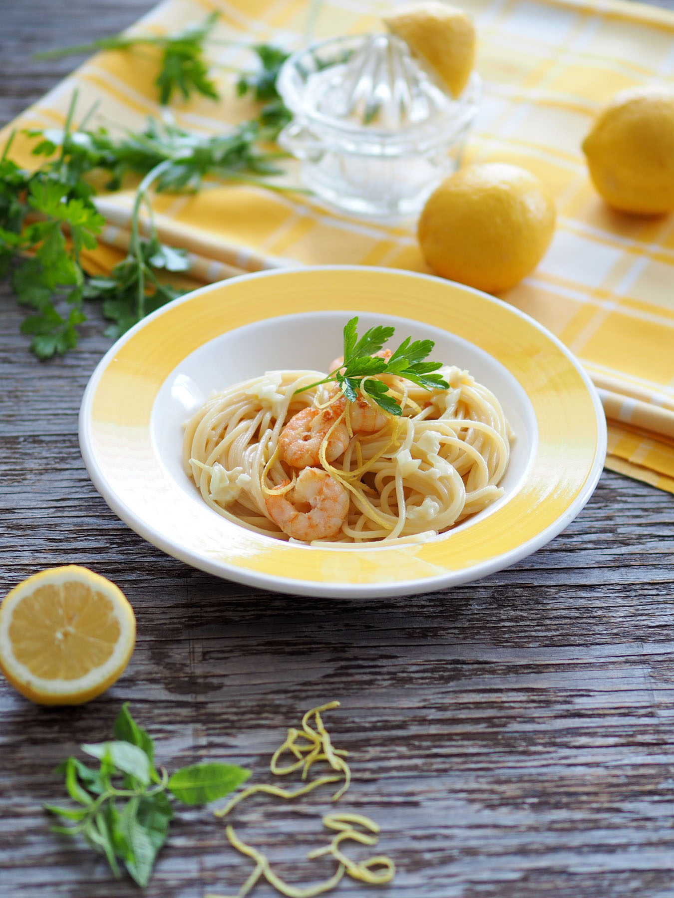 Zitronen Pasta in gelbem Teller