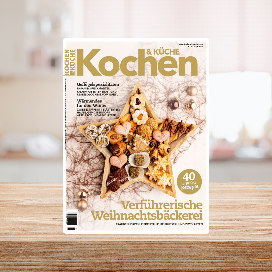 Das Cover der Ausgabe 6/24 enthält einen Sternförmigen Keksteller auf einer weißen Tischdecke. Das Magazin hat den Titel "Verführerische Weihnachtsbäckerei" Im Hintergrund ist eine Küche verschommen zu sehen.