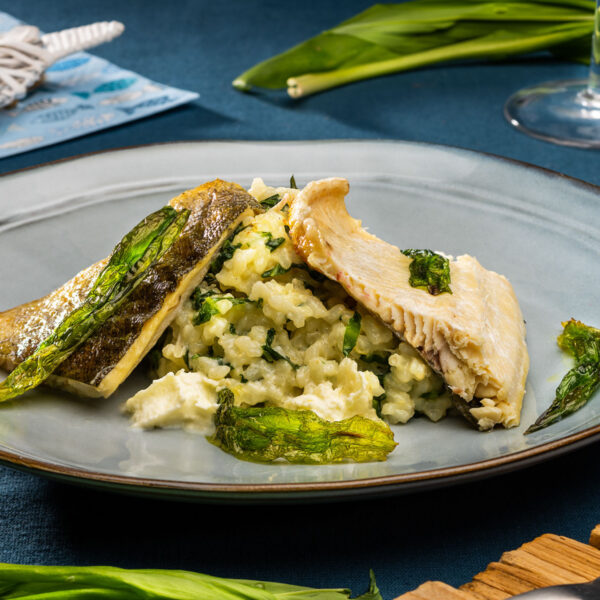 Bärlauchrisotto mit Fisch angerichtet