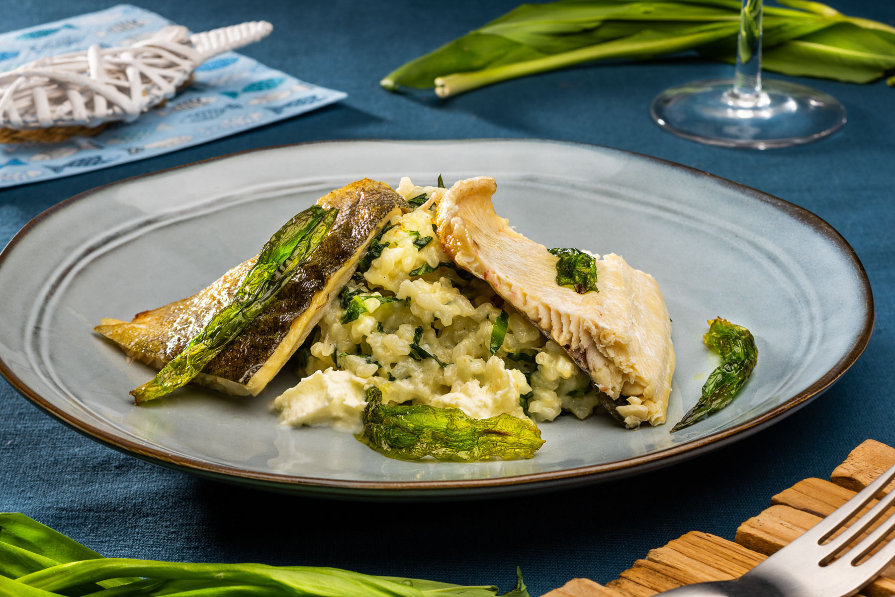 Bärlauchrisotto mit Fisch angerichtet