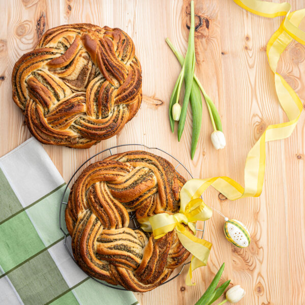 Osterkranz mit Kürbis-Nuss Füllung auf Holztisch