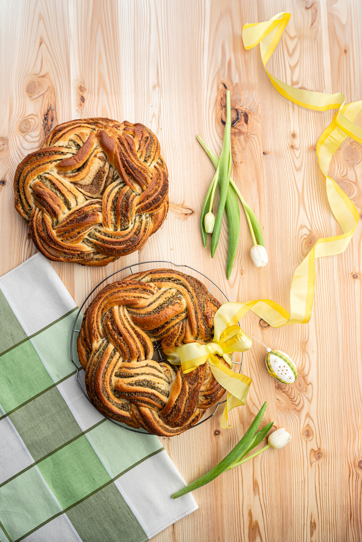 Osterkranz mit Kürbis-Nuss Füllung auf Holztisch