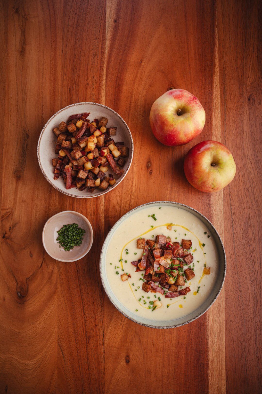 Erdaepfel-Apfelsuppe aus der Vogelperspektive fotografiert