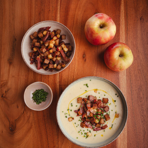 Erdaepfel-Apfelsuppe aus der Vogelperspektive fotografiert