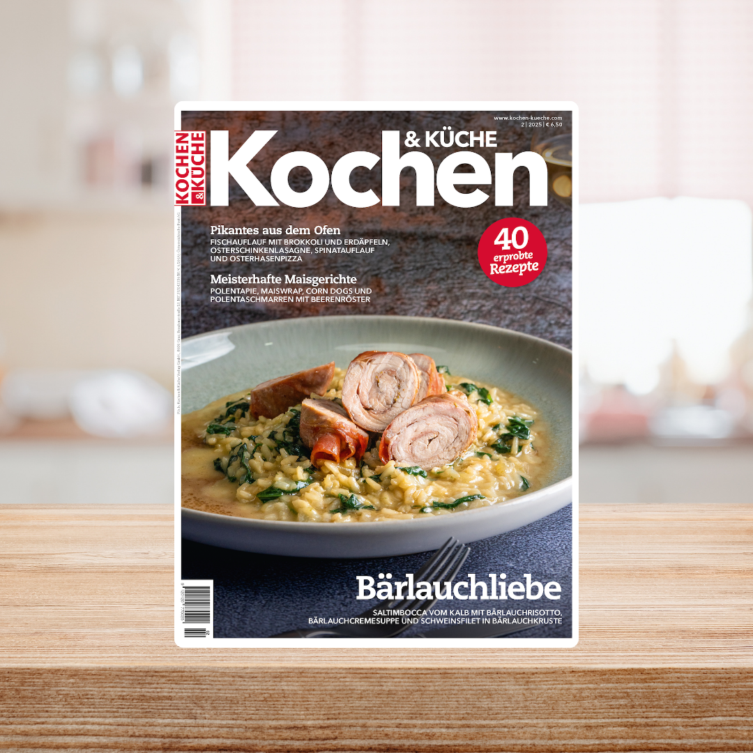 Das Cover des Magazins „Kochen & Küche“ zeigt mittig ein Gericht auf einem hellen Teller: Cremiges Risotto mit Spinat, darauf zwei gerollte Scheiben Kalbfleisch (Saltimbocca). Im oberen Bereich steht der Titel „Kochen & Küche“ in großen weißen Buchstaben. Rechts oben befindet sich ein roter Kreis mit der Aufschrift „40 erprobte Rezepte“. Auf dem Cover sind außerdem Hinweise auf weitere Rezepte und Themen wie „Pikantes aus dem Ofen“, „Meisterhafte Maisgerichte“ und „Bärlauchliebe“ zu lesen.