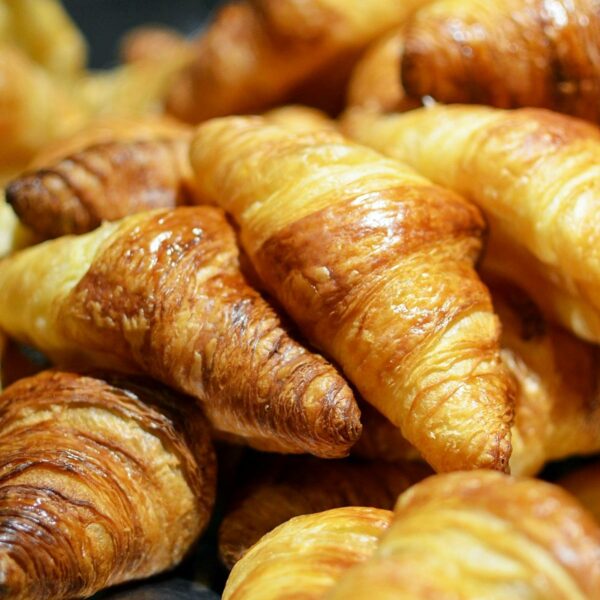 Croissants chaotisch aufeinander gestapelt.