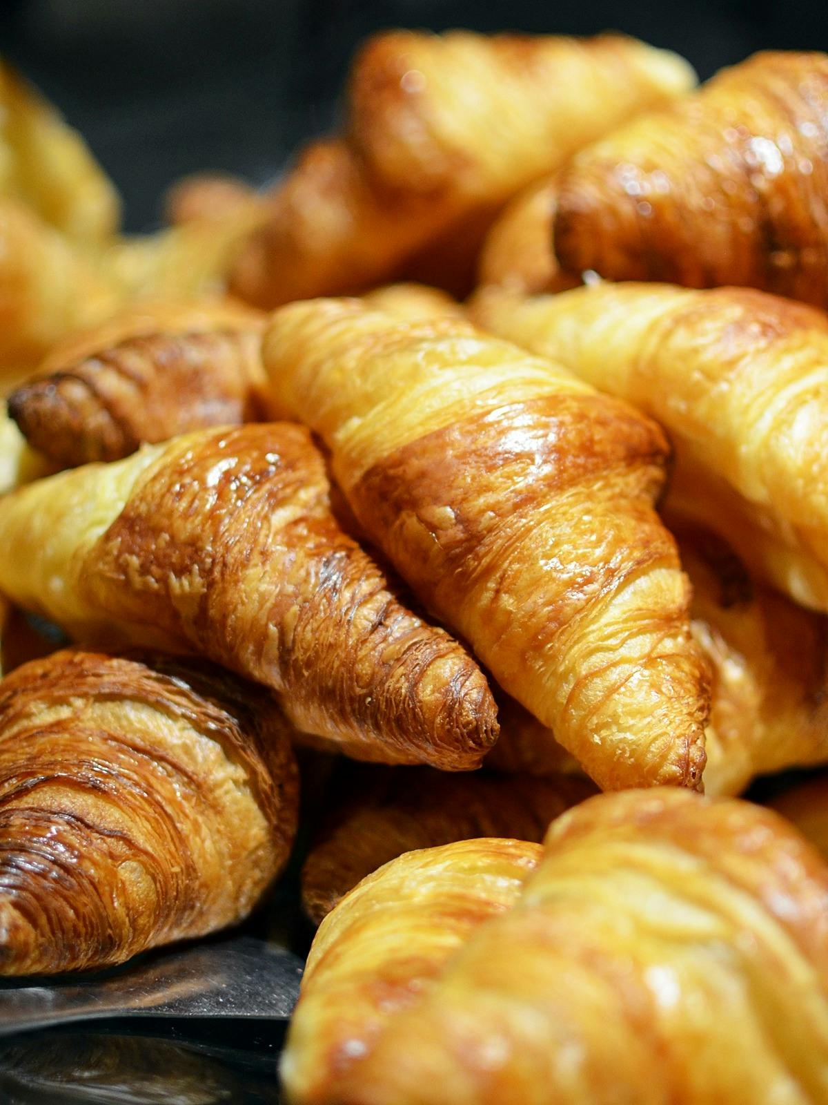 Croissants chaotisch aufeinander gestapelt.