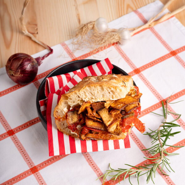 Vogelperspektive auf Focaccia mit Ofengemüse und Räuchertofu gefüllt