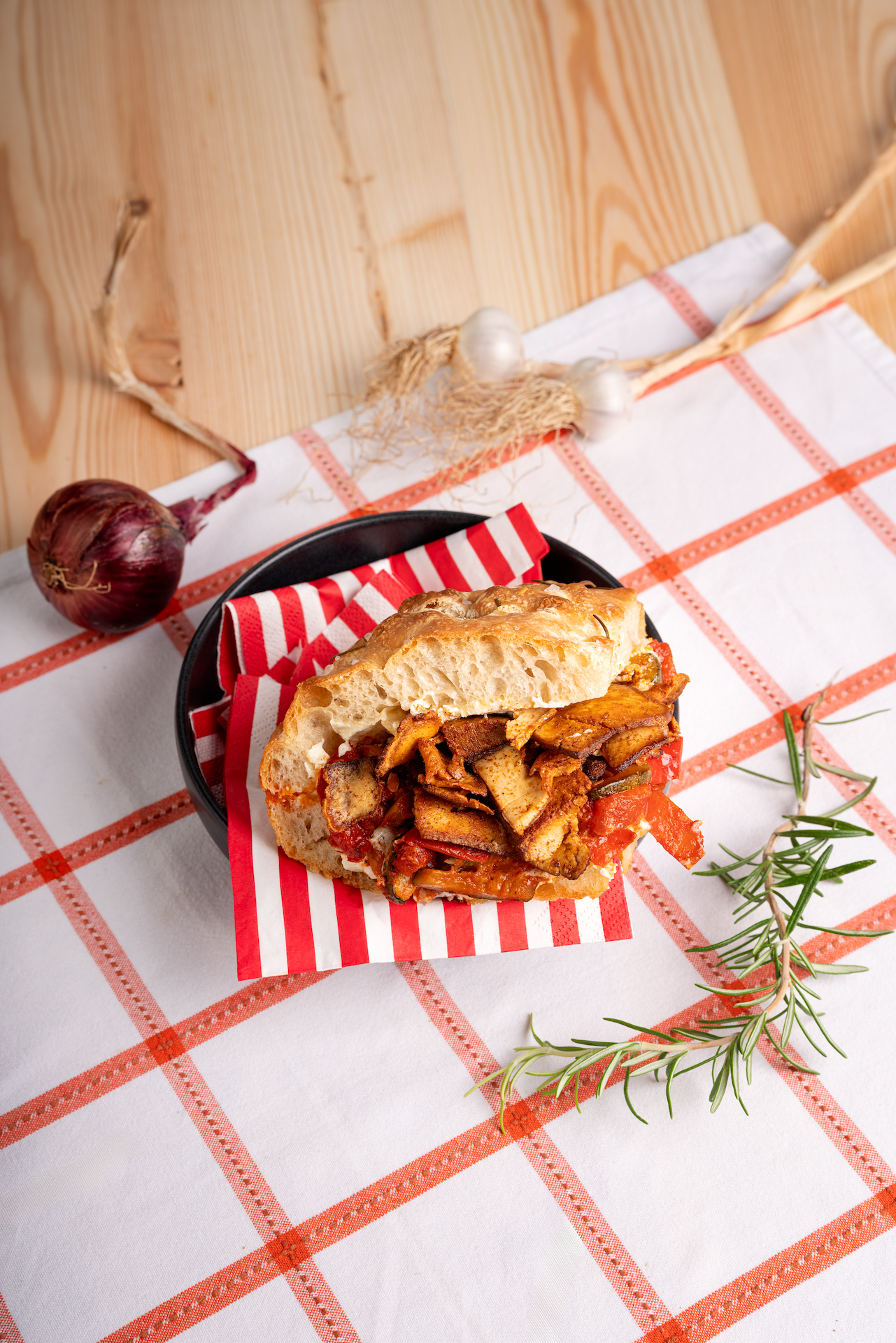 Vogelperspektive auf Focaccia mit Ofengemüse und Räuchertofu gefüllt