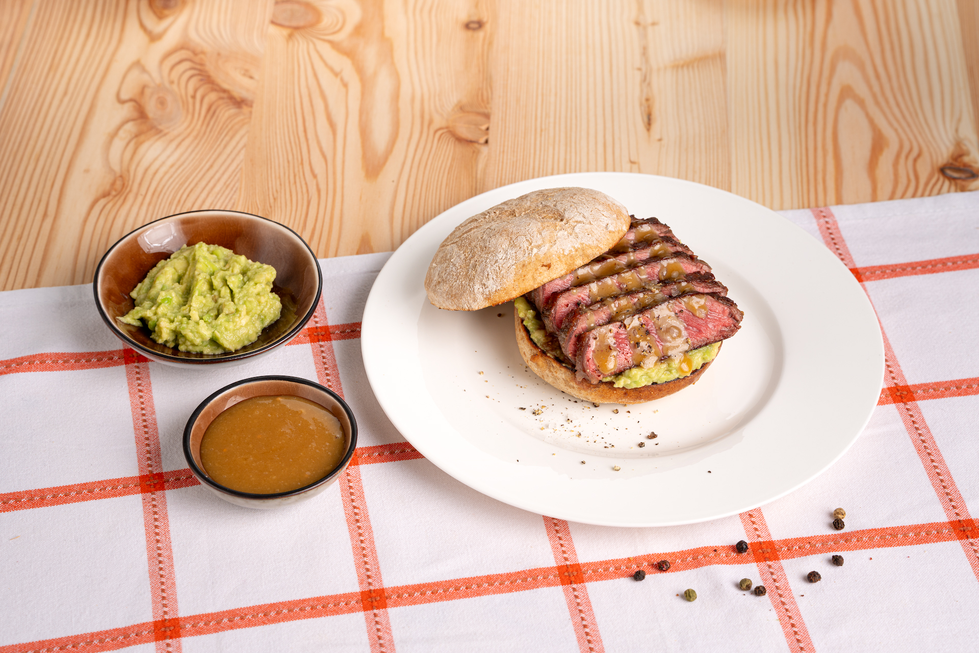 Sandwich mit Steak auf karrierter Tischdecke