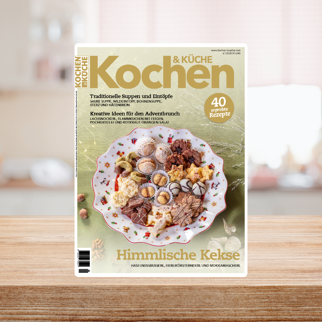 Cover Ausgabe 6-25 (weihnachtskekse) vor hellem Hintergrund der eine Küche darstellen soll