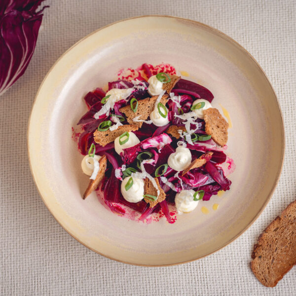 Marinierte-Rote-Ruebe-Krenmousse-saure-Zwiebel-radicchio-schwarzbrot-202605q-WR