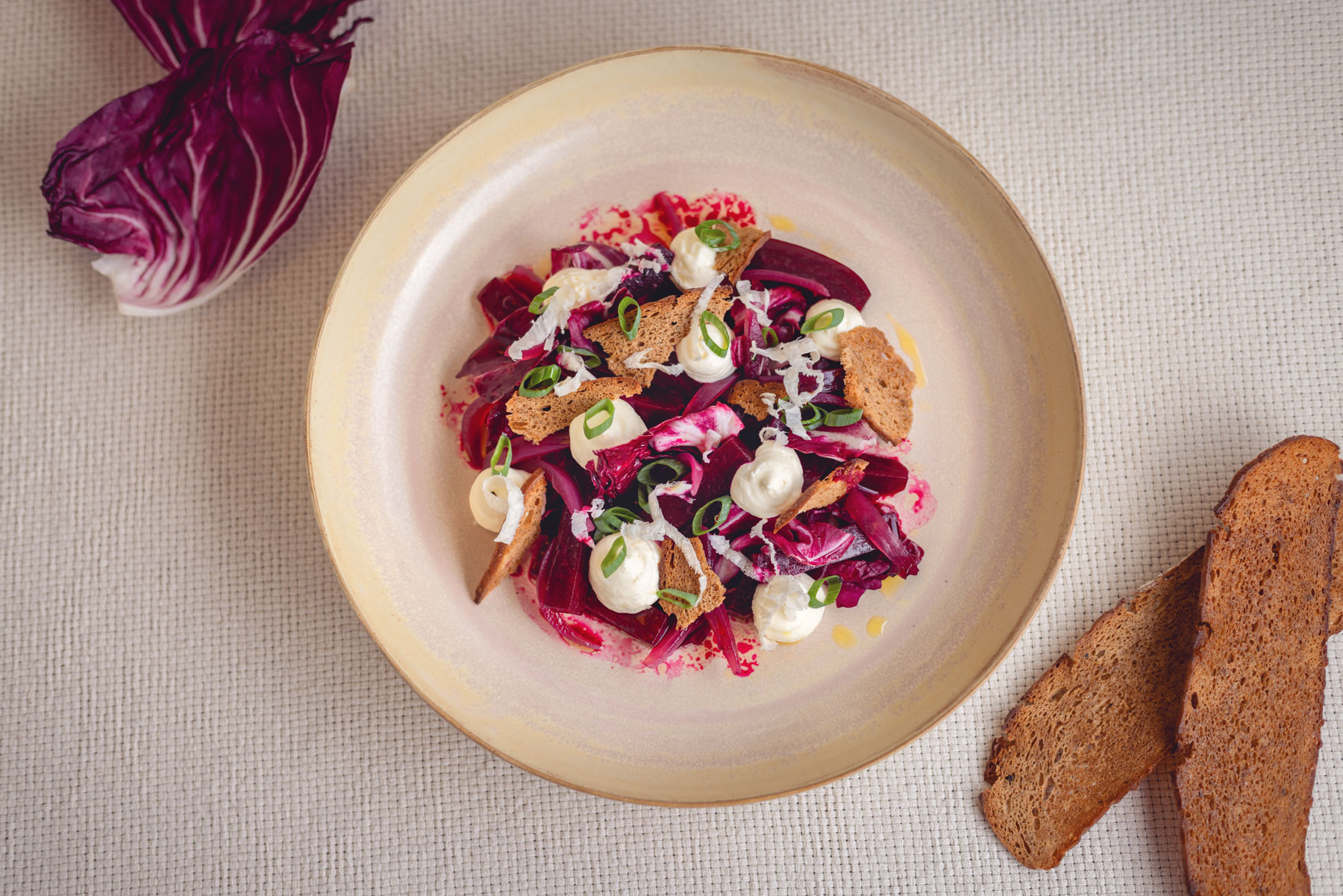 Marinierte-Rote-Ruebe-Krenmousse-saure-Zwiebel-radicchio-schwarzbrot-202605q-WR